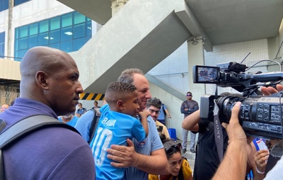 VÍDEO: Pequeno torcedor do Bahia emociona em embarque para a Colômbia e ganha carinho de Rogério Ceni