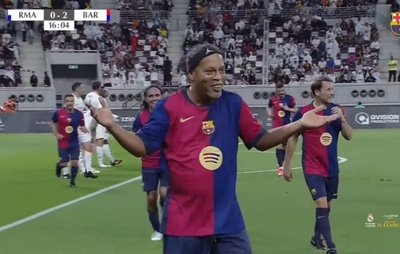 Ronaldinho Gaúcho faz golaço de falta contra Real Madrid em jogo de lendas