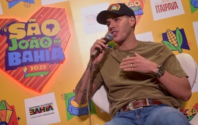 Zé Vaqueiro celebra conexão com a Bahia durante show no São João: "Energia do povo baiano é diferente"