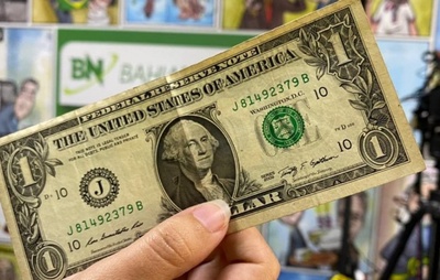 Dólar abre em baixa com novos ataques de Trump ao Fed
