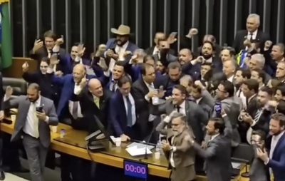 Tensão na Câmara: Hugo Motta Retoma Presidência Após Negociação com Oposição e Protestos Bolsonaristas