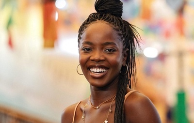 "Sei que estou fazendo história", diz Clara Moneke sobre o protagonismo em 'Dona de Mim'