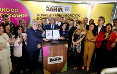 Bahia: Mais de 45 mil servidores terão aumento salarial com leis sancionadas pelo governador Jerônimo Rodrigues