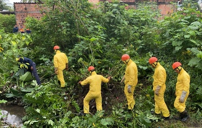 Gravações de vídeo mostram resgate de vítimas das chuvas em Salvador por bombeiros militares