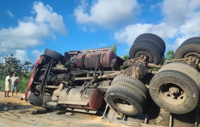 Tombamento de carreta com soja causa lentidão de 2km na BR-324
