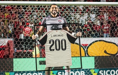 Lucas Arcanjo é homenageado pelo Vitória após alcançar 200 jogos como profissional