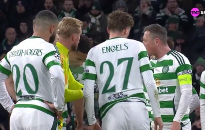 VÍDEO: Zagueiro do Celtic faz gol contra bizarro na Champions League