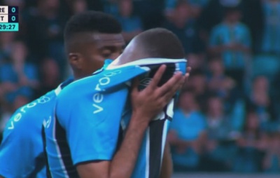 Ex-Vitória, Wagner Leonardo deixa GreNal lesionado e vira dúvida para reencontro com o Leão