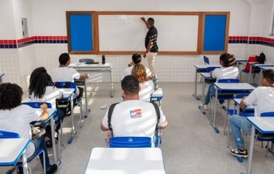 Estado divulga lista de educadores que vão receber gratificação; entenda