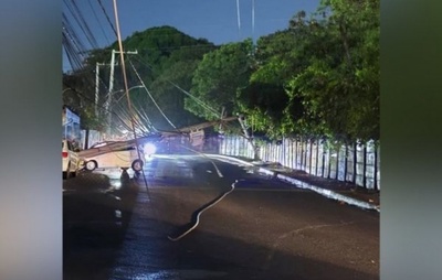 Carro derruba poste e deixa parte do bairro de Porto Seco Pirajá sem energia elétrica