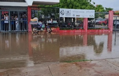 VÍDEO: Alunos presos em escola alagada após forte chuva em Guanambi