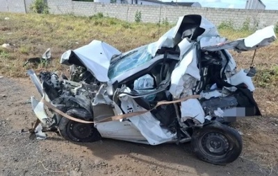 Carro fica destruído em engavetamento em Feira de Santana; motorista foi resgatado das ferragens