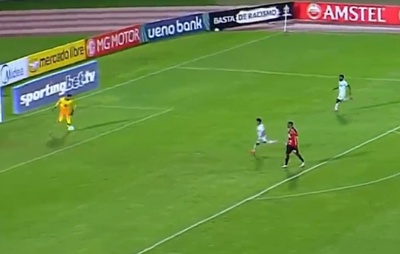 VÍDEO: Confira a falha de Lucas Arcanjo em eliminação do Vitória na Sul-Americana