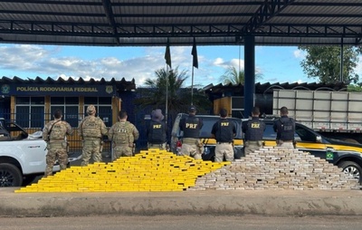 PRF apreende quase meia tonelada de drogas escondidas em caminhão na BR-242, em Barreiras