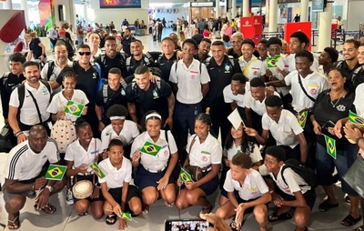 Seleção Brasileira tem recepção calorosa no desembarque em Seicheles para Mundial de Beach Soccer