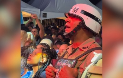Emoção marca show de Edson Gomes em Ituberá; policial canta sucesso de reggae em festa municipal