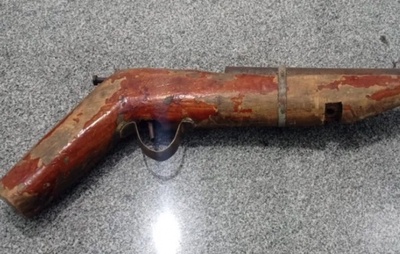 Espingarda artesanal é encontrada dentro de mala e apreendida pela PM durante fiscalização em Condeúba