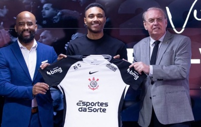 Vitinho retorna ao Brasil e é o novo reforço do Corinthians; contrato vai até 2026