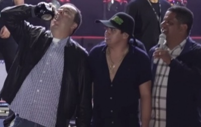 VÍDEO: Prefeito de Senhor do Bonfim e deputado Elmar Nascimento viram litro de whisky com Natanzinho Lima em show