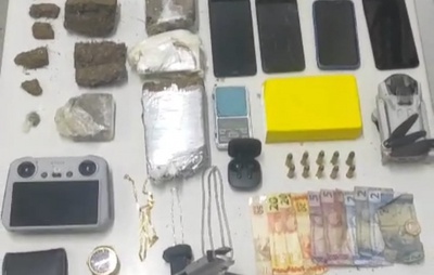 Operação policial em Jaguaquara e Jequié resulta em apreensão de drogas, arma e dinheiro
