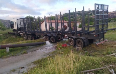 Carreta sai da pista, colide em sete carros e atinge tubulação de água no Vale do Jiquiriçá