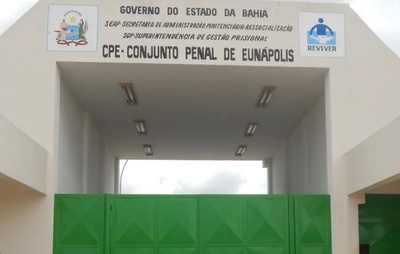 Carro do diretor do presídio de Eunápolis é alvo de emboscada por grupo armado; motorista é atingido por tiros