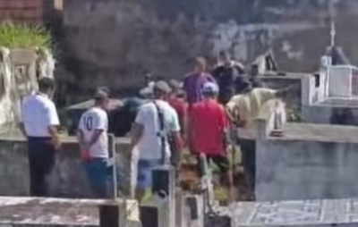 Família é obrigada a cavar cova para sepultar bebê no Sul da Bahia; coveiro estaria ainda embriagado