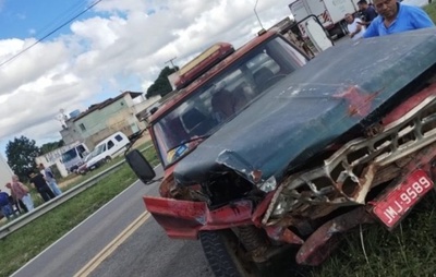 Viatura da SEAP colide com caminhão na BR-116, em Jaguaquara