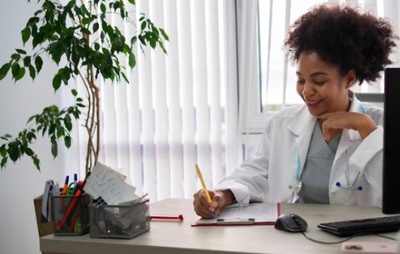 Mulheres são maioria na medicina brasileira pela 1ª vez; Bahia acompanha tendência