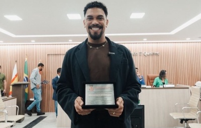 Ex-BBB Vinícius Nascimento recebe título de cidadão santoantoniense: "Cresci e me criei aqui"