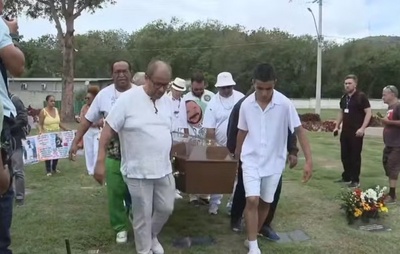 Arlindo Cruz é sepultado no Rio; despedida emocionou fãs e amigos em Madureira