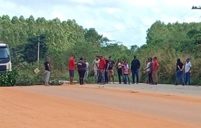 Moradores bloqueiam trecho usado com desvio no Extremo Sul baiano em protesto; prefeito critica situação