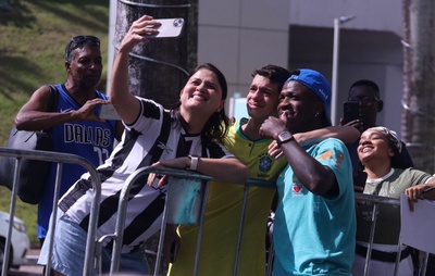 VÍDEO: Vini Jr recebe o carinho da torcida em Salvador e realiza sonho de pequeno fã