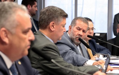 Carlos Lupi se defende na CPMI e nega envolvimento em descontos não autorizados