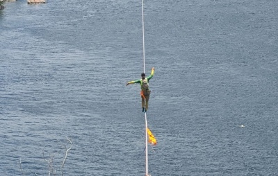 Baiano Matheus Vidal quebra recorde mundial de slackline waterline no Rio São Francisco