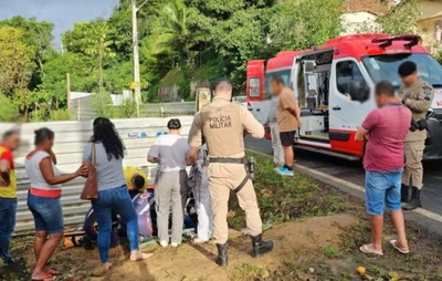 Mulher é arremessada em beira de pista após ser atingida por carreta na Bahia; motorista fugiu sem prestar socorro