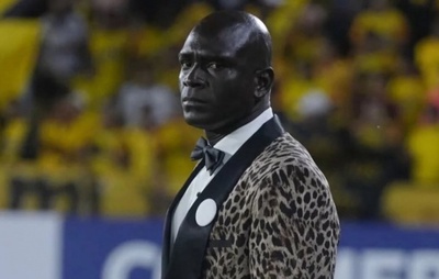 Técnico conhecido por usar terno de “oncinha” é multado pela Conmebol