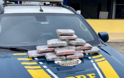 PRF apreende 8 kg de maconha em ônibus na BR-116, em Poções