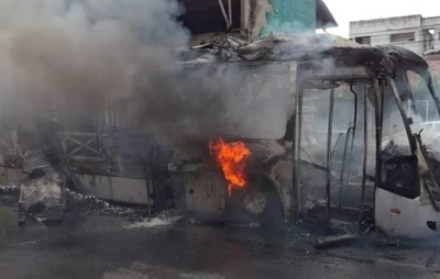 Ônibus do BRT pega fogo em Feira de Santana; passageiros escapam ao arrombar portas de veículo
