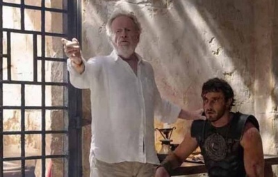 Ridley Scott diz que beijo gay com Denzel Washington em 'Gladiador 2' não aconteceu