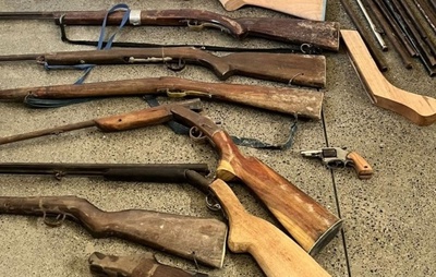 PM desarticula oficina de armas artesanais em Utinga; oito foram apreendidas