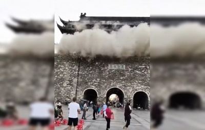 VÍDEO: Torre de 650 anos desaba na China e turistas escapam por pouco