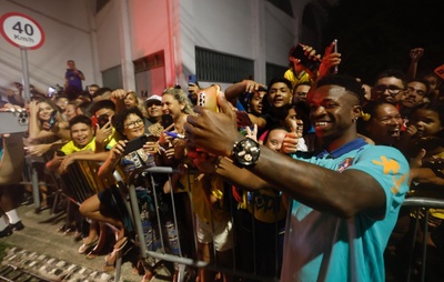 Vinícius Júnior fala sobre luta antirracista, carinho da torcida e expectativas para jogo contra o Uruguai em Salvador