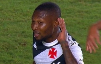 VÍDEO: Loide faz gesto irônico para Diniz após acertar chute durante jogo do Vasco