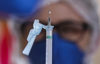 Vacina da dengue não será ofertada em escolas pois disponibilidade é restrita, diz Padilha