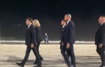 VÍDEO: Emmanuel Macron visita calçadão de Copacabana e tira selfie com populares no RJ