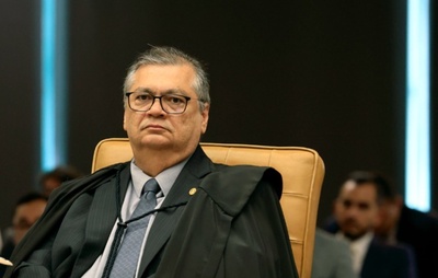 Dino lê no STF mensagem com ofensas e ameaças em que cidadão o chamou de "canalha" e de "rocambole do inferno"