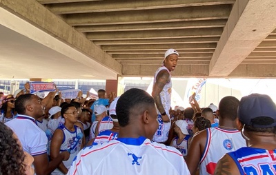 VÍDEO: "Libertadores é obsessão": No calor da torcida, Bahia embarca rumo à Colômbia
