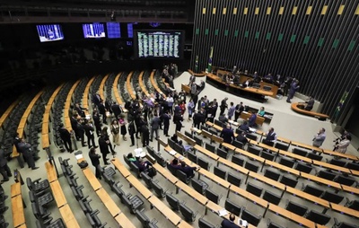 Câmara aprova R$ 10,5 bilhões em emendas sem debate e ignora recomendações de transparência do STF