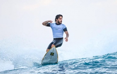 Filipinho cai, mas Brasil segue vivo pelo título em Bells no Mundial de Surfe